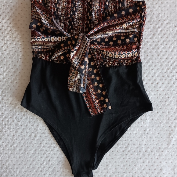 Super cute Shein bodysuit with big loose-fitting tie size Medium - Picture 9 of 10